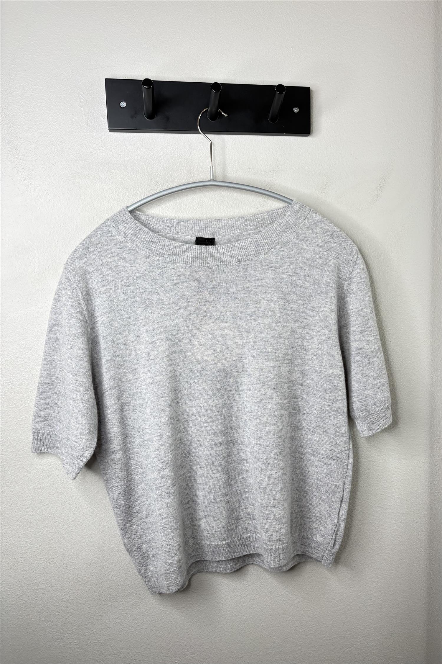 51717d54-bf1f-4452-a5ce-607ba0d174b9.jpeg Sweater round neck short sleeve - Bilde 1