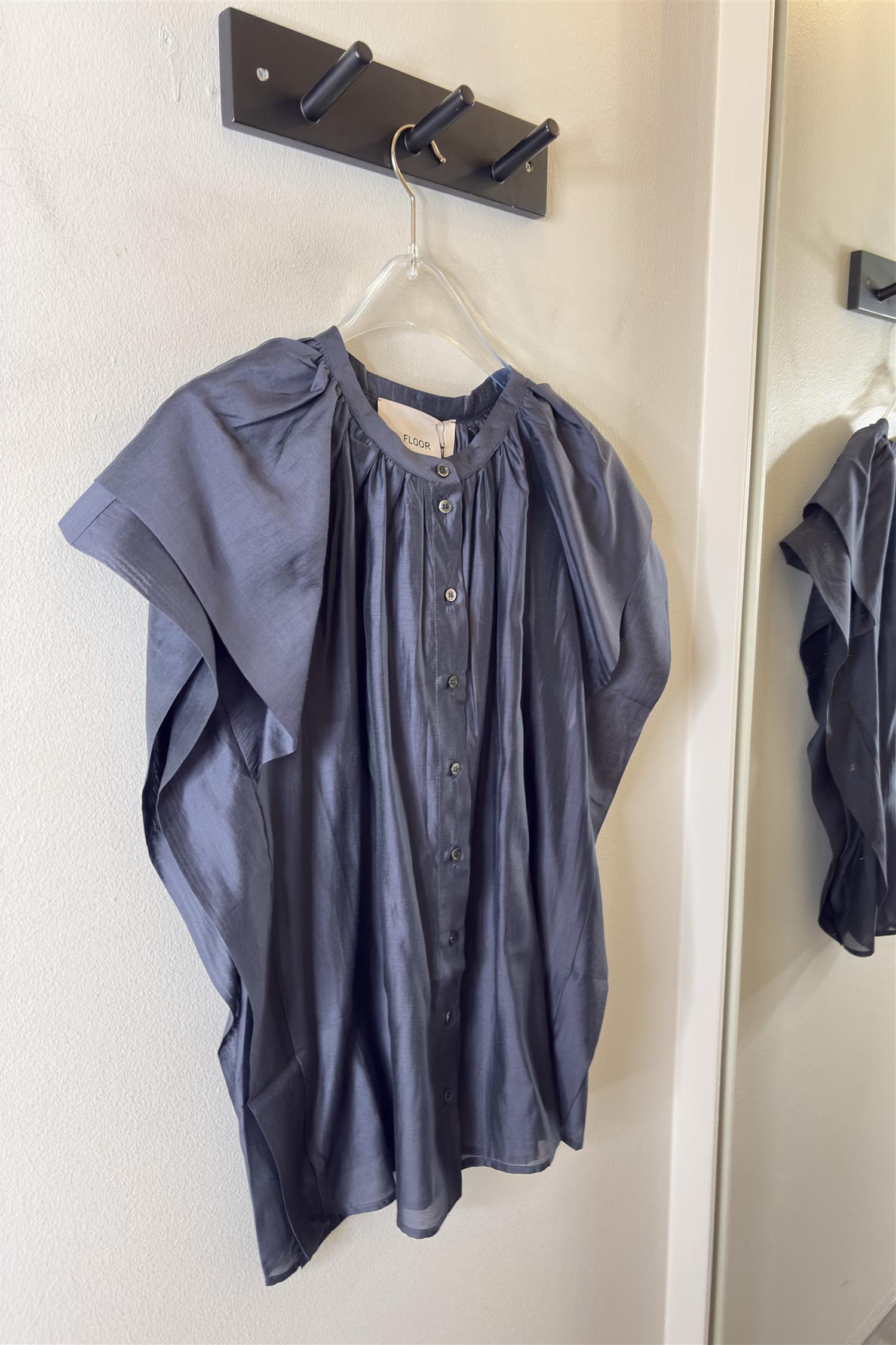 6a1c072e-6335-4668-aa3f-84a4f3af4615.jpeg Shirt with ruffles - Bilde 1